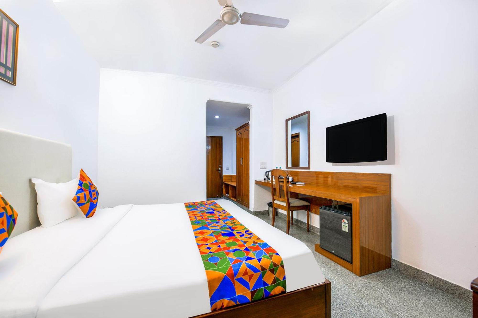 Hotel Exotica Leisure Valley, Gurgaon Exteriör bild