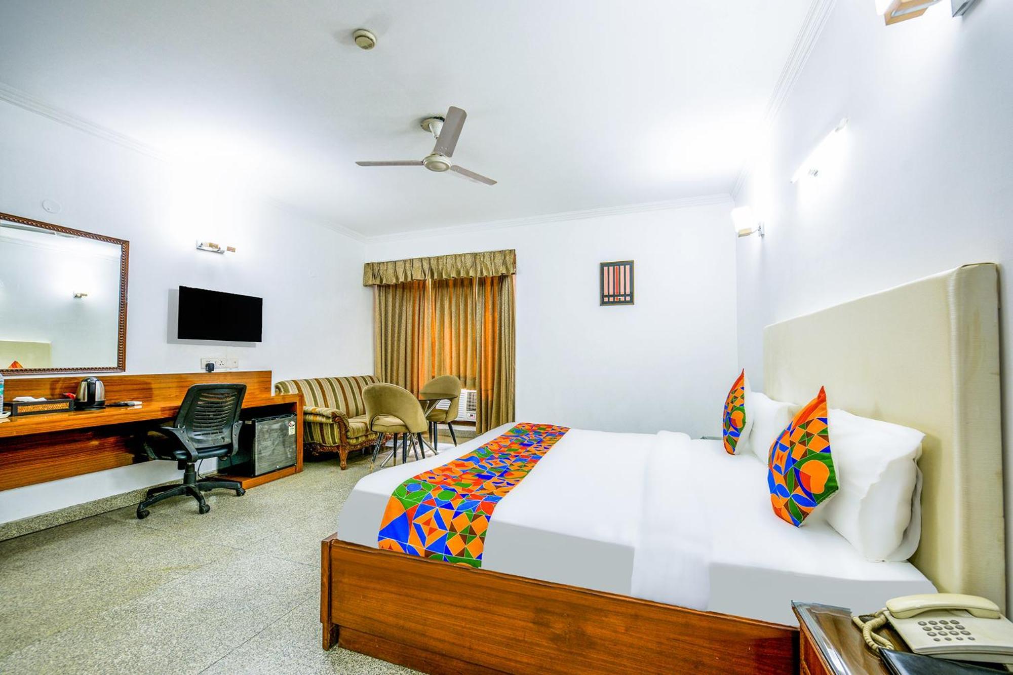 Hotel Exotica Leisure Valley, Gurgaon Exteriör bild