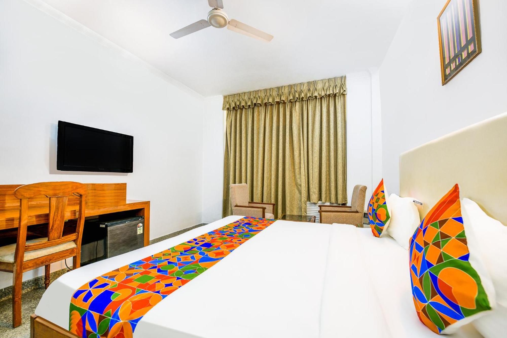 Hotel Exotica Leisure Valley, Gurgaon Exteriör bild